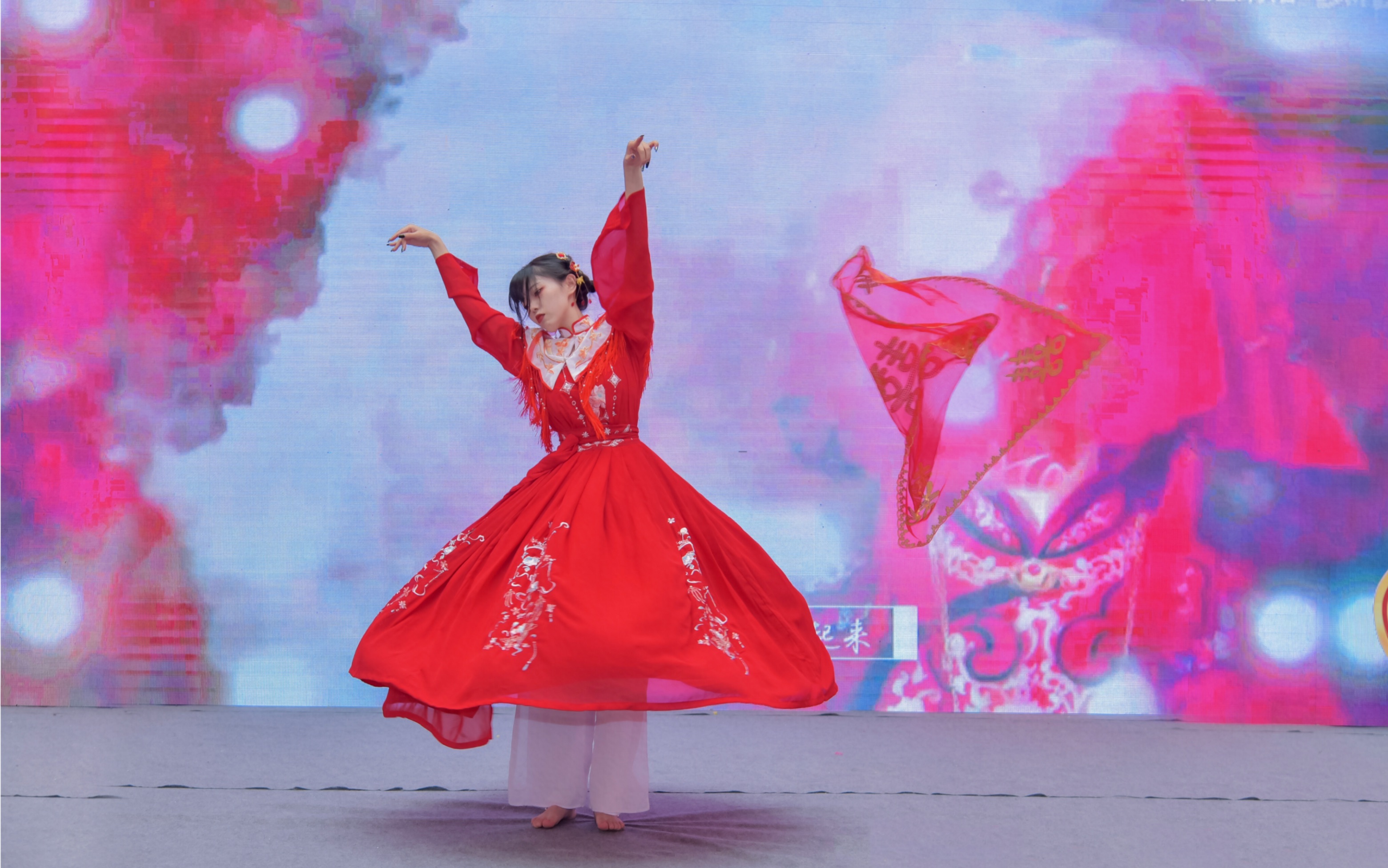 舞台上跳《囍》