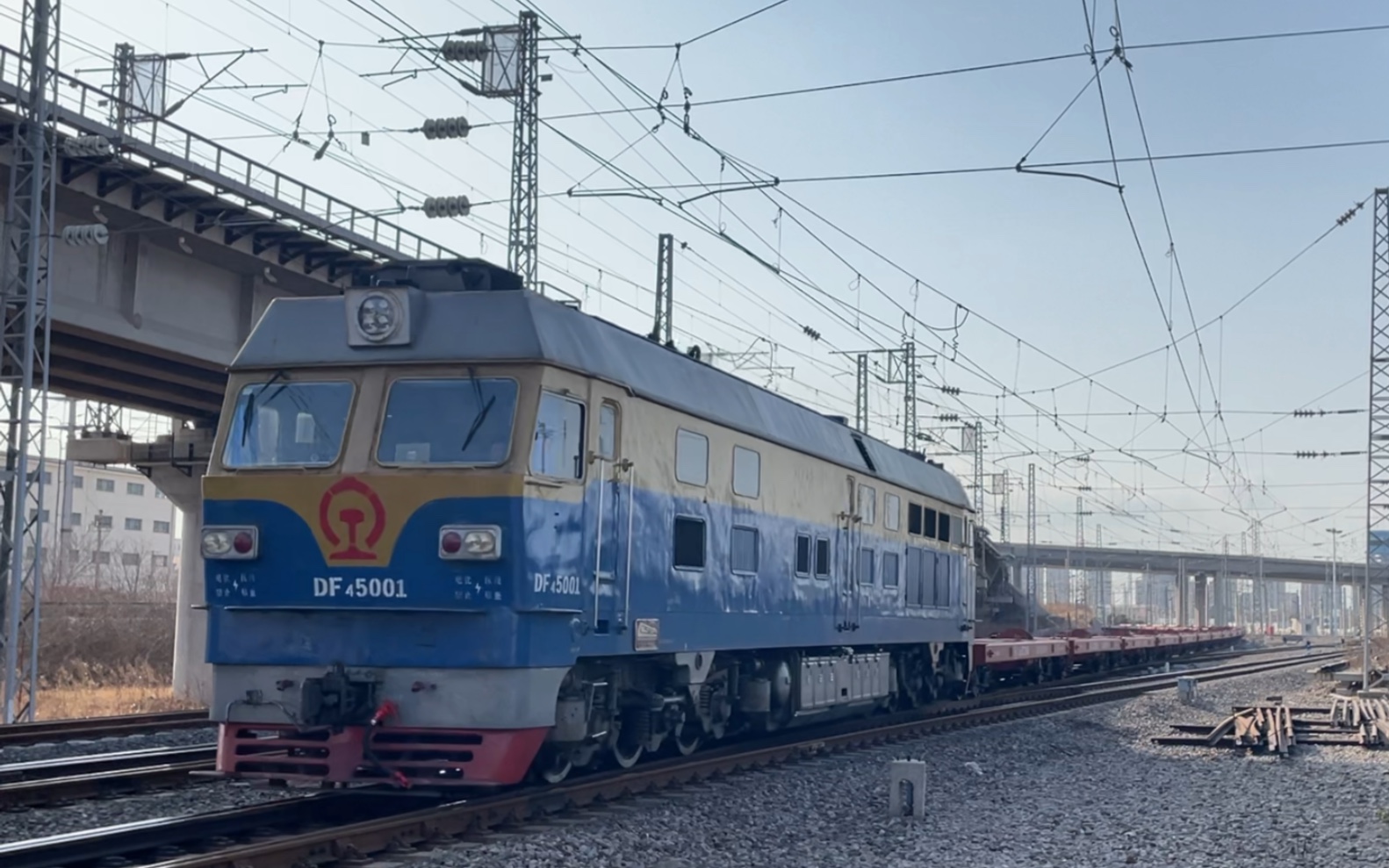 (鸣电笛的df4c型内燃机车)济局青段df4c5001牵引胶济