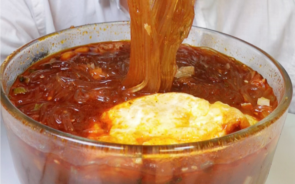 两桶酸辣粉 溏心荷包蛋～你们饿了吗?