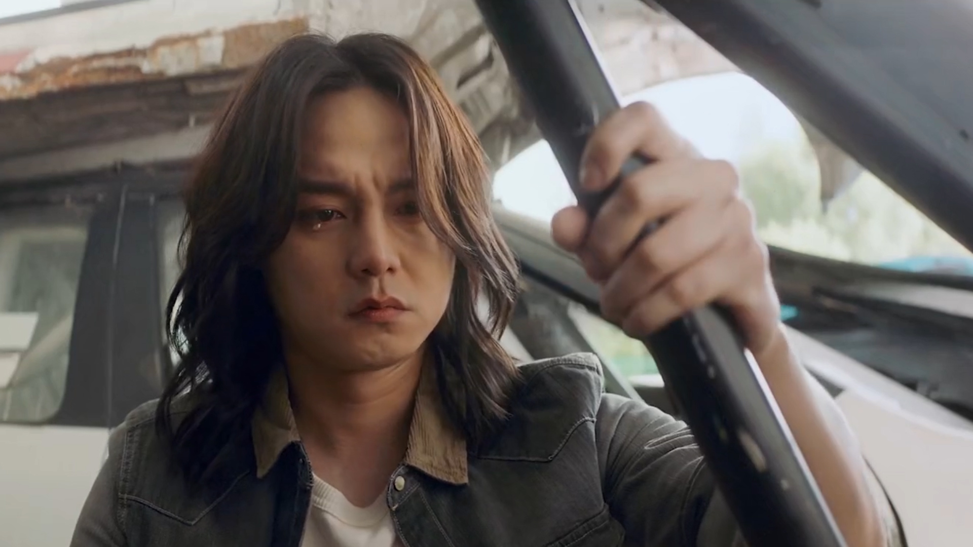 租车无望男子一筹莫展老友为他出谋划策