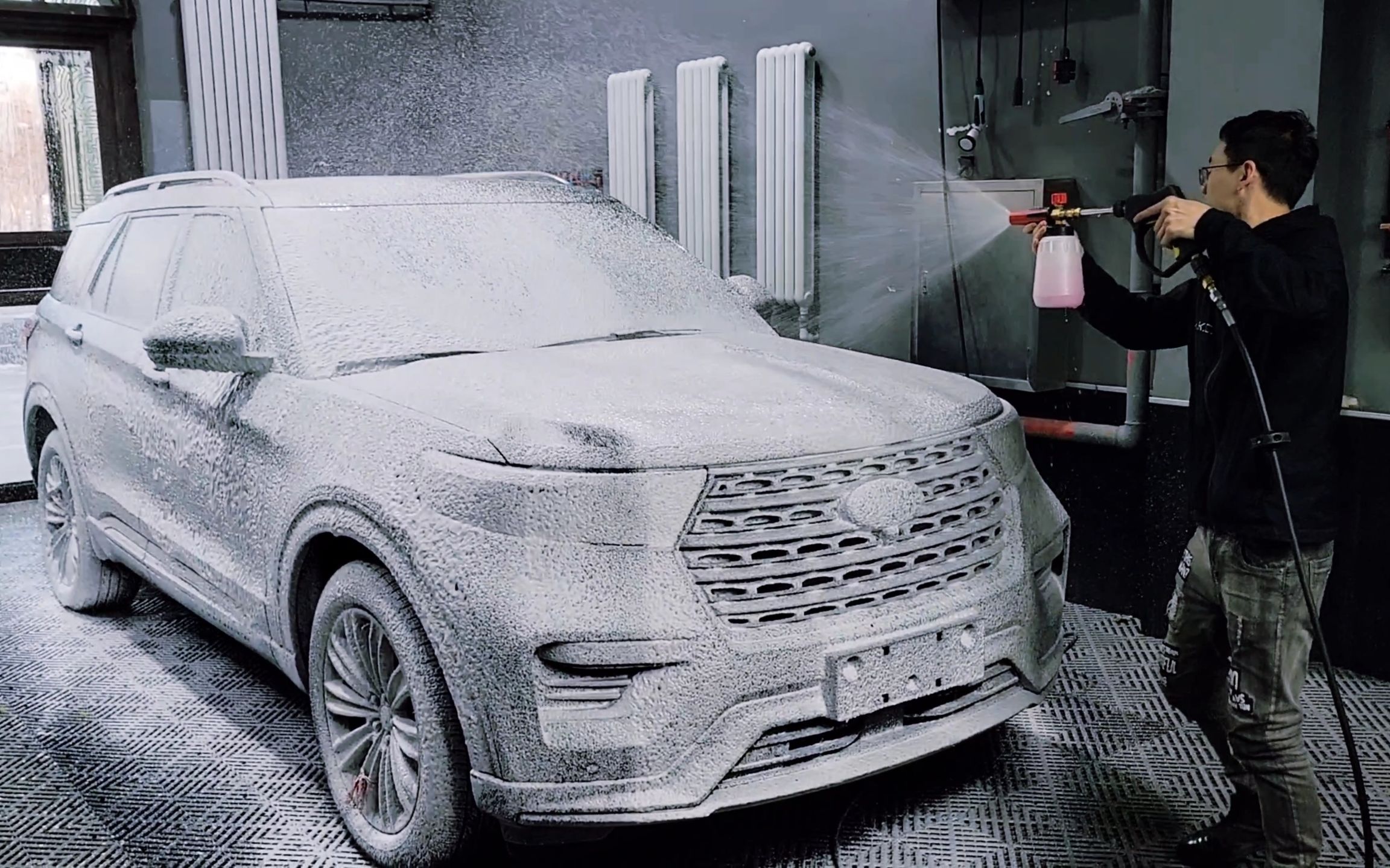 专业化学小子两桶水洗车,震撼眼球的视觉大片!