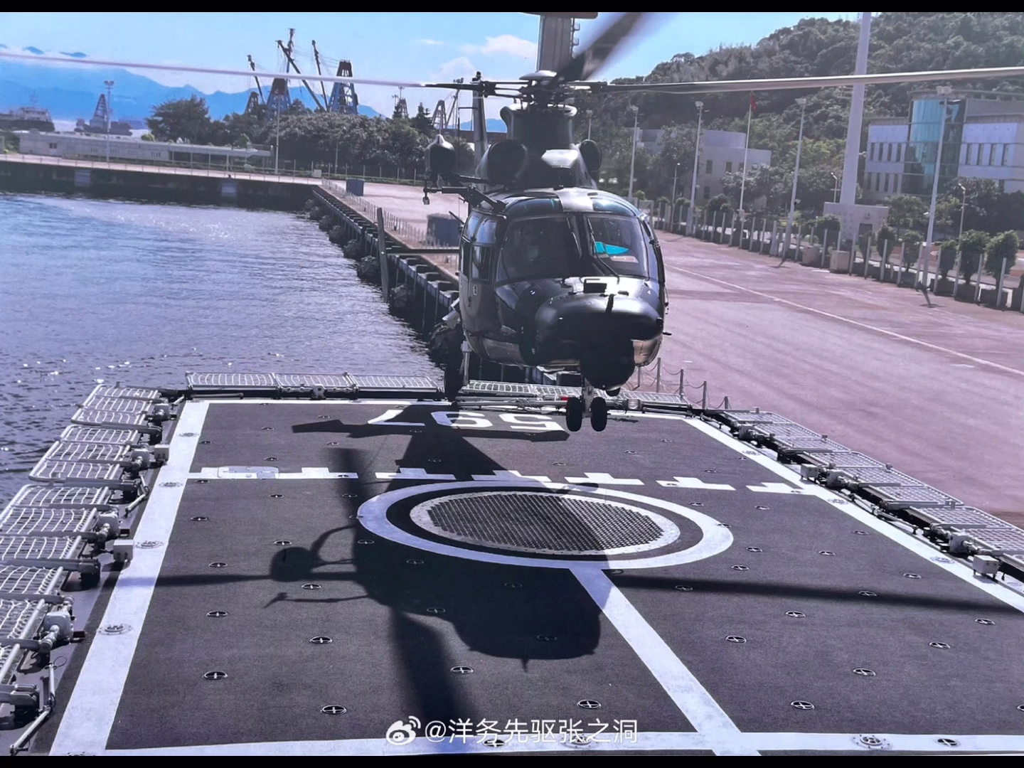 (搬运)空军驻港部队直9在056上起降