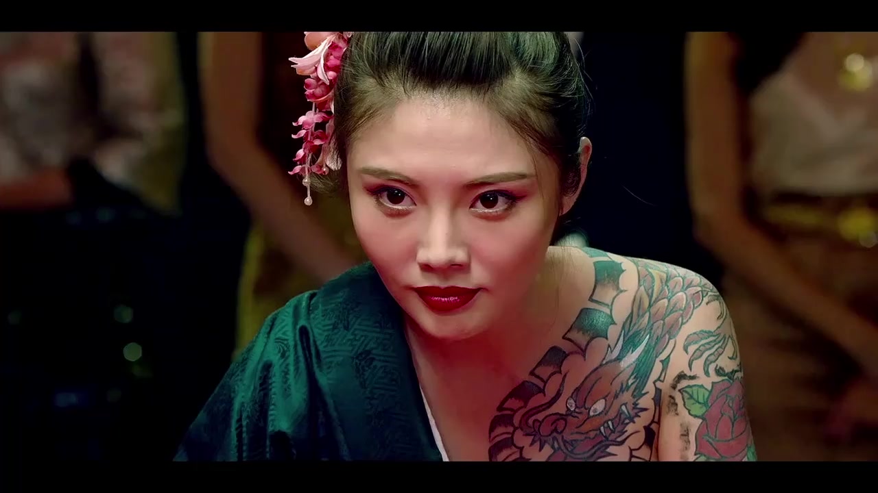 日本花臂美女塞子摇出5个六,被赌神徒弟摇出的塞子点数雷到了!