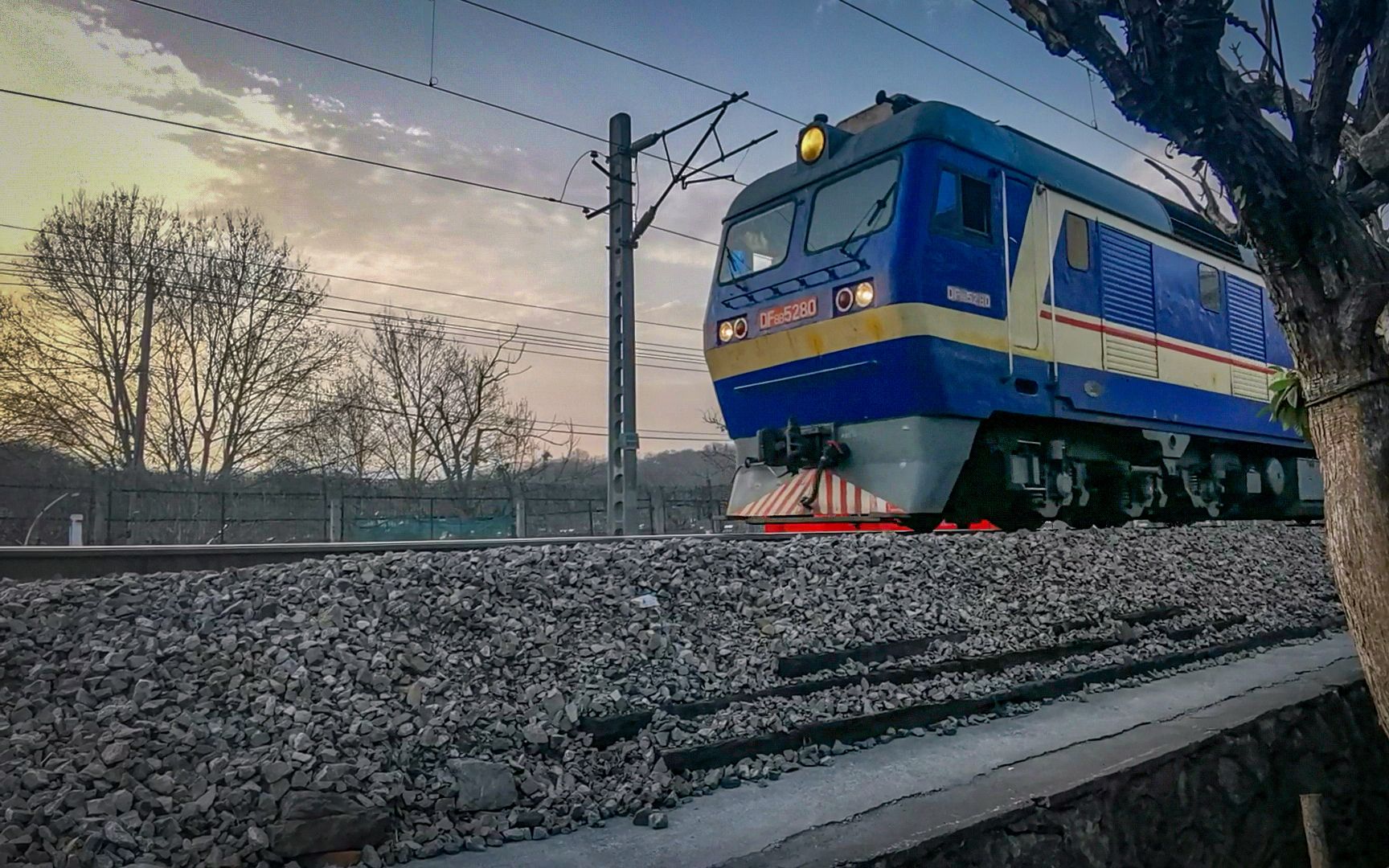 上局宁东段df8b内燃机车5280号机牵引货列下行驶入林浦线浦镇站