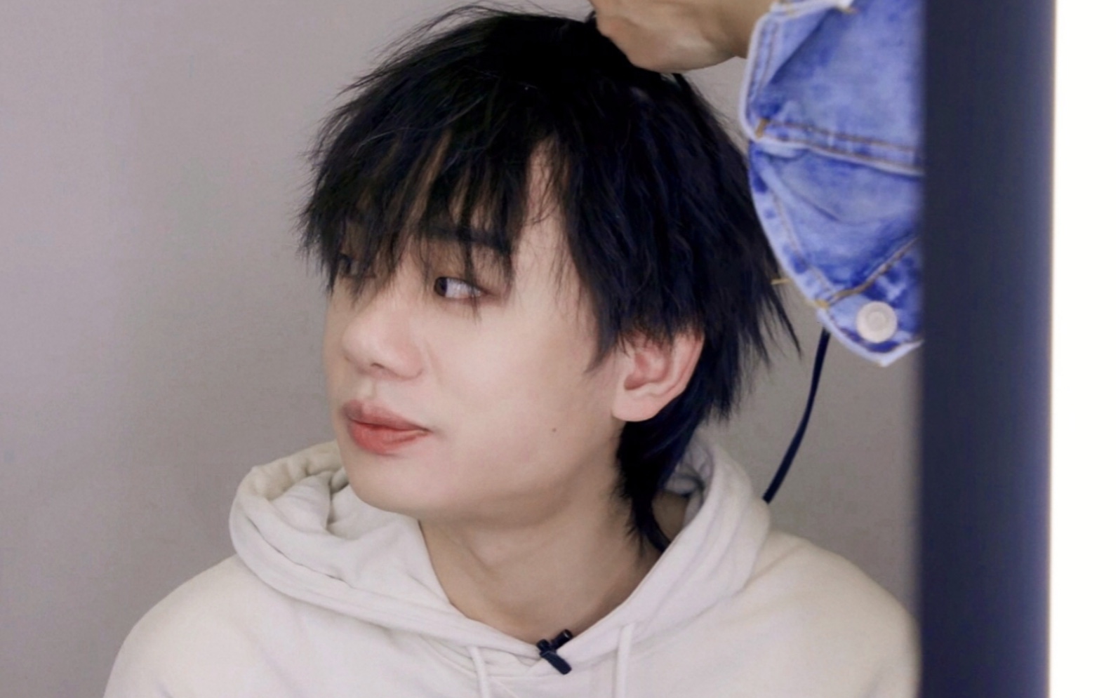 subs张毅成展示打工所得的衣服鞋子打工人的不容易