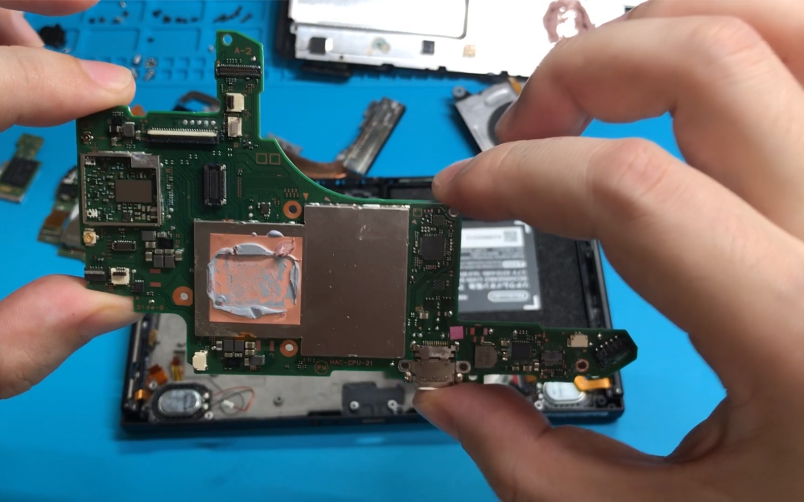 掉进浴缸进水的任天堂switch主机拆解清扫内部的腐蚀惨不忍睹