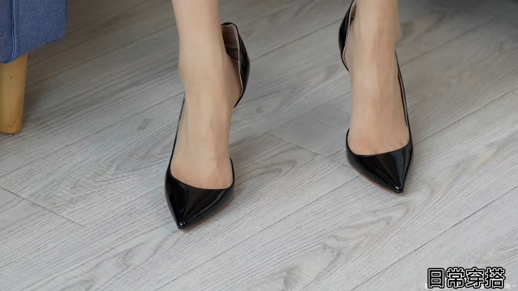 大一号的黑色高跟鞋试穿