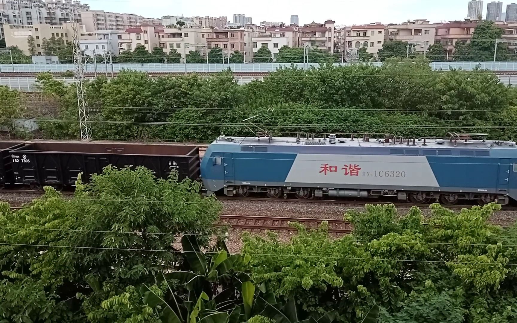 广铁株段hxd1c牵引c70eh敞车专列从广州北通过