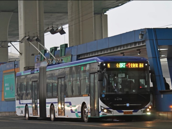 [图]【高配的无轨铰接客车，坐在后排直接原地起飞】济南公交BRT1路LCK5180A 运行实录。