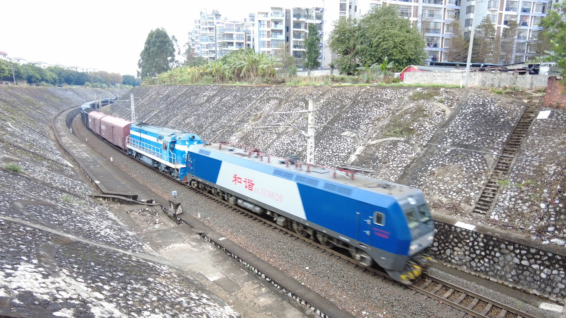 南环上行线拍hxd1c附挂东风5拉客货混编