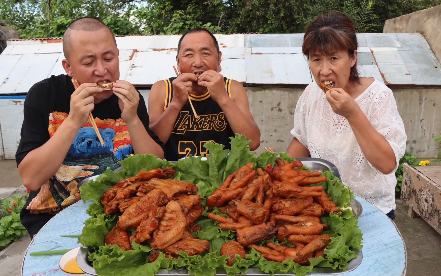 大彭做了啥美食?让全家勾起食欲,香味都飘出来了,啃到嘴角流油哔哩哔哩bilibili