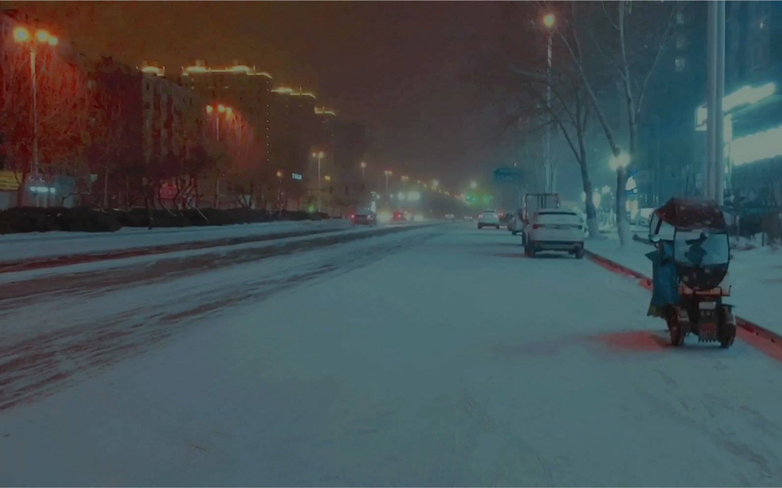 [图]东北雪城牡丹江下了一天的雪，夜晚街头空荡无人，适合舒缓情绪