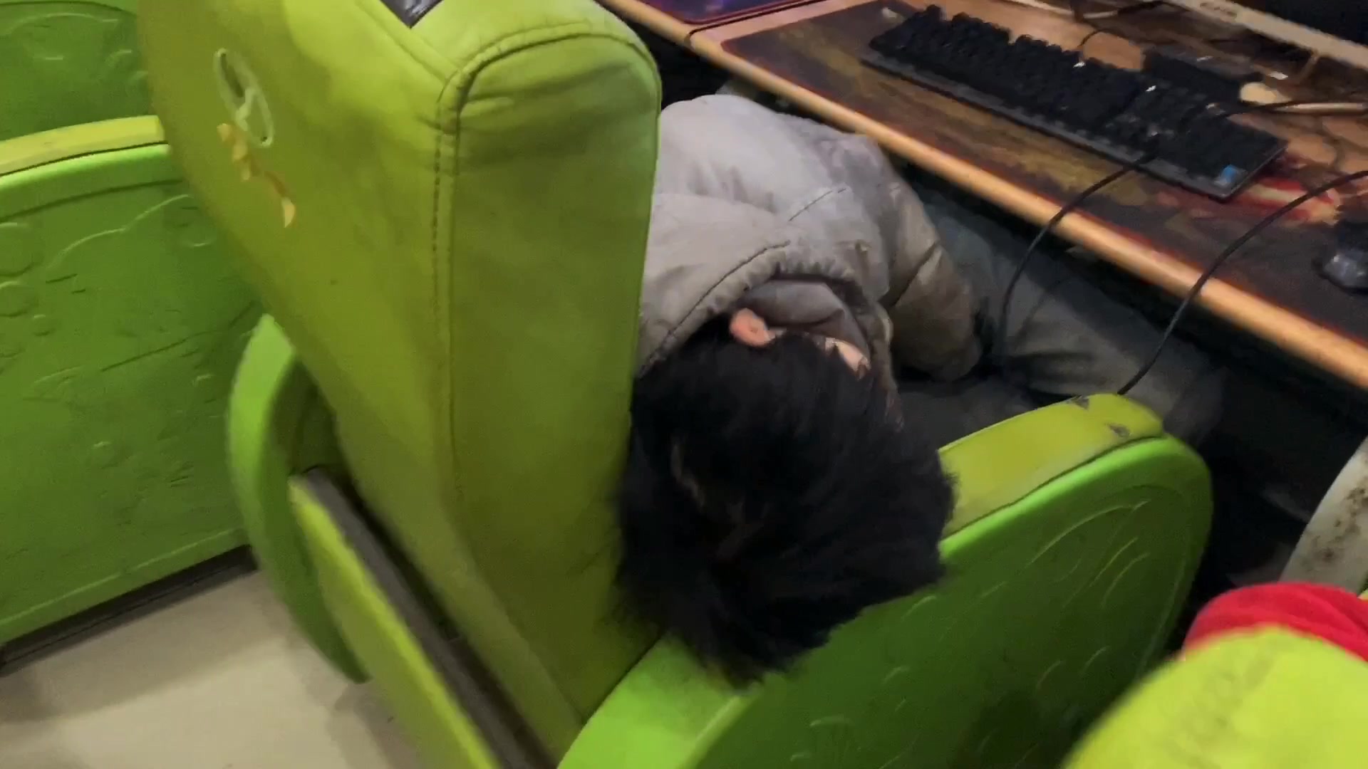 搭讪一个新网吧大神很瘦躺网吧睡觉,16岁开始在外地打工,爸妈不在了