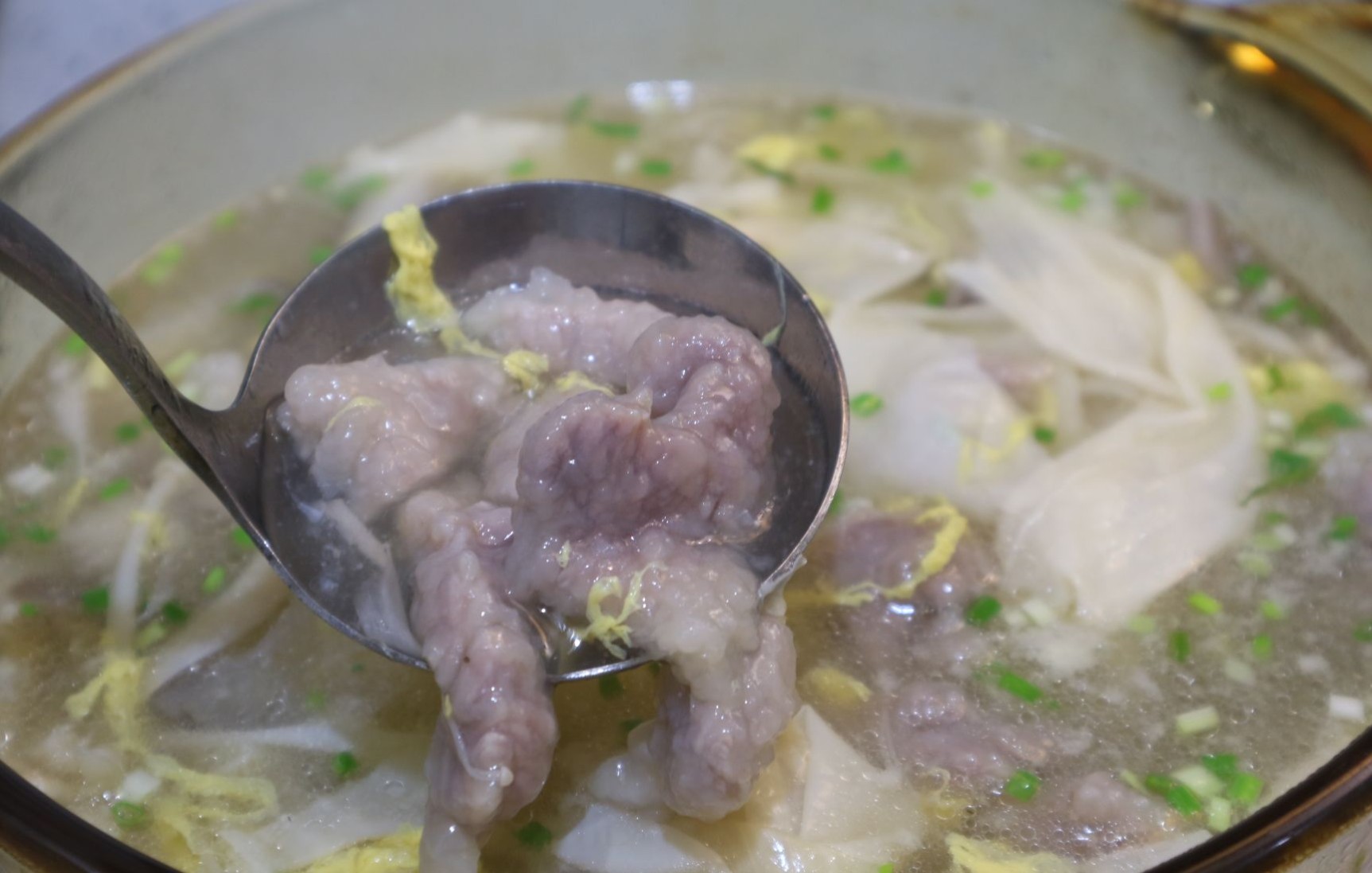 大厨教你滑肉汤的做法，肉片鲜嫩晶莹剔透，汤汁清澈不浑汤很美味 - 哔哩哔哩