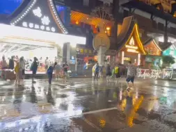 西双版纳泼水节战火最猛烈街头，背景音乐放的是东北歌