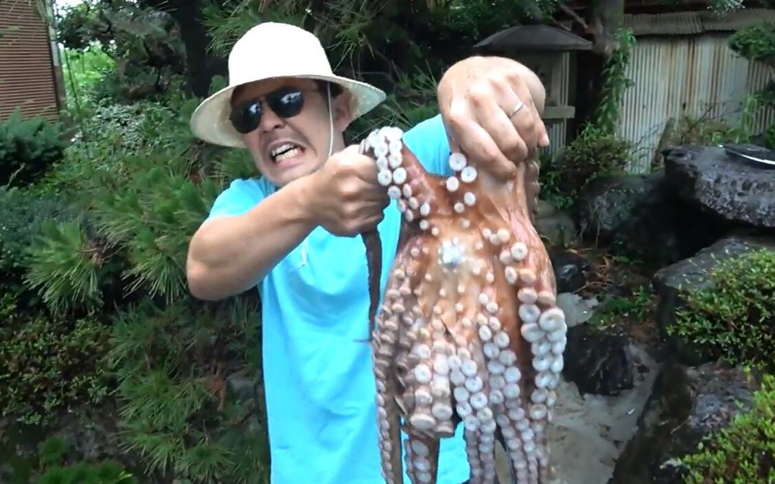 日本男子在家门口抓到一条大章鱼,看看他是如何烹饪一只大章鱼?