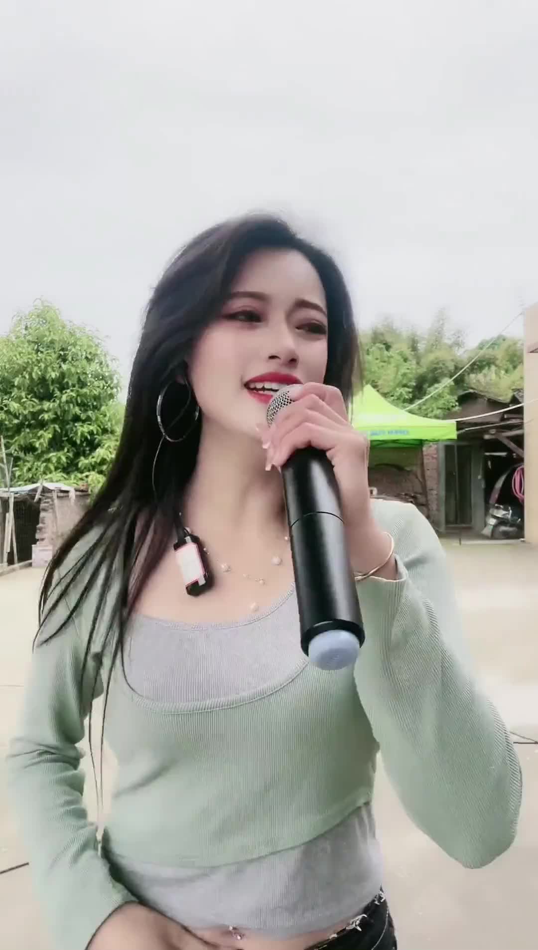 今天的奶茶有我甜嘛沈宝儿户外唱歌真人真唱