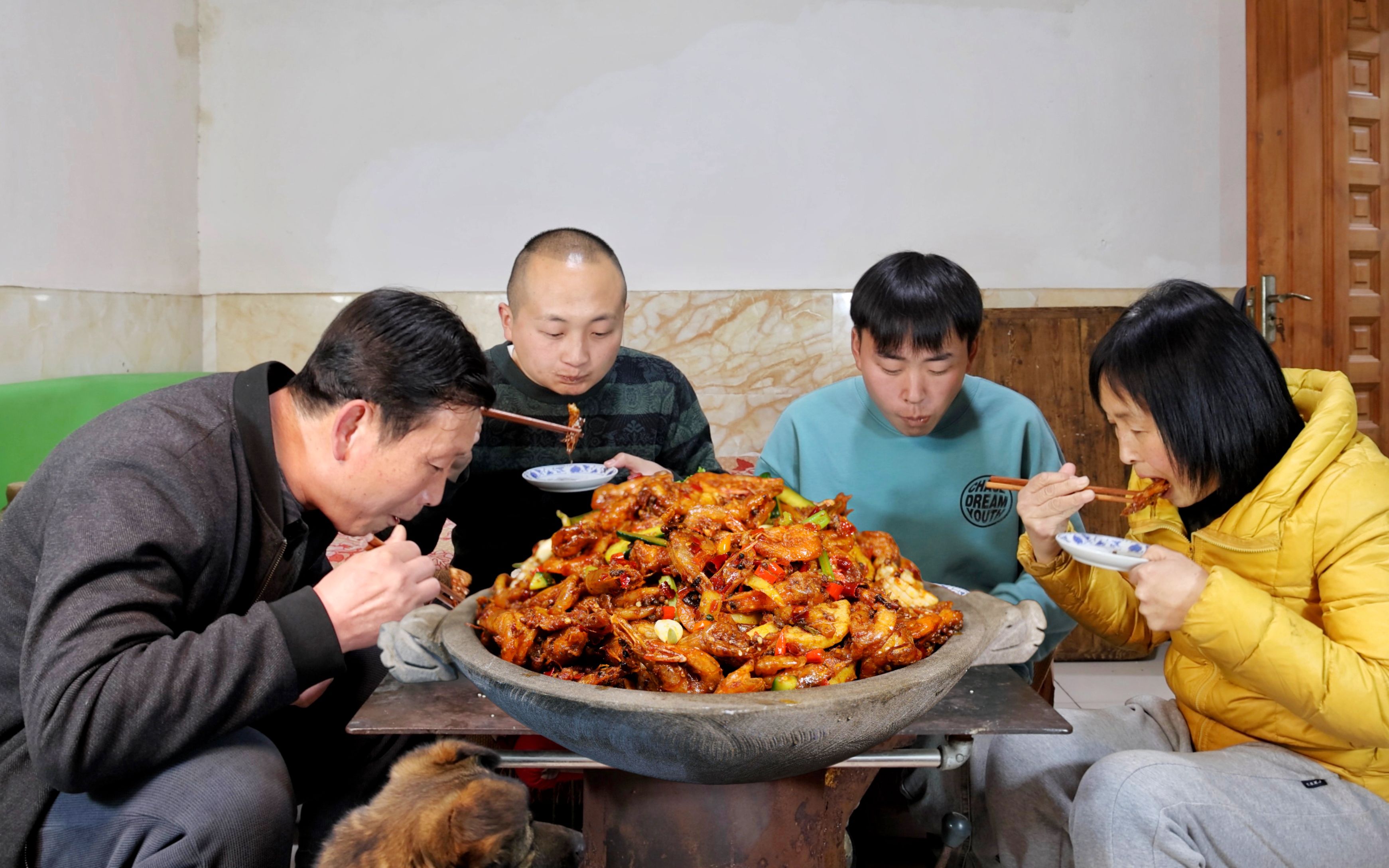 [图]家人想吃王婆大虾，大冬做满满一大盆，焦酥酥的还有味