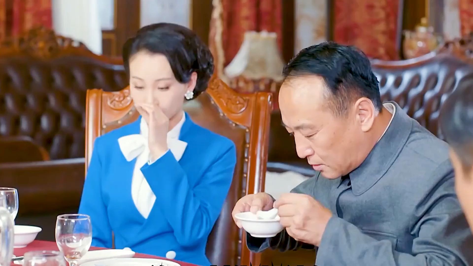 男人在喝汤时一个举动意外救了他一命《无名卫士》