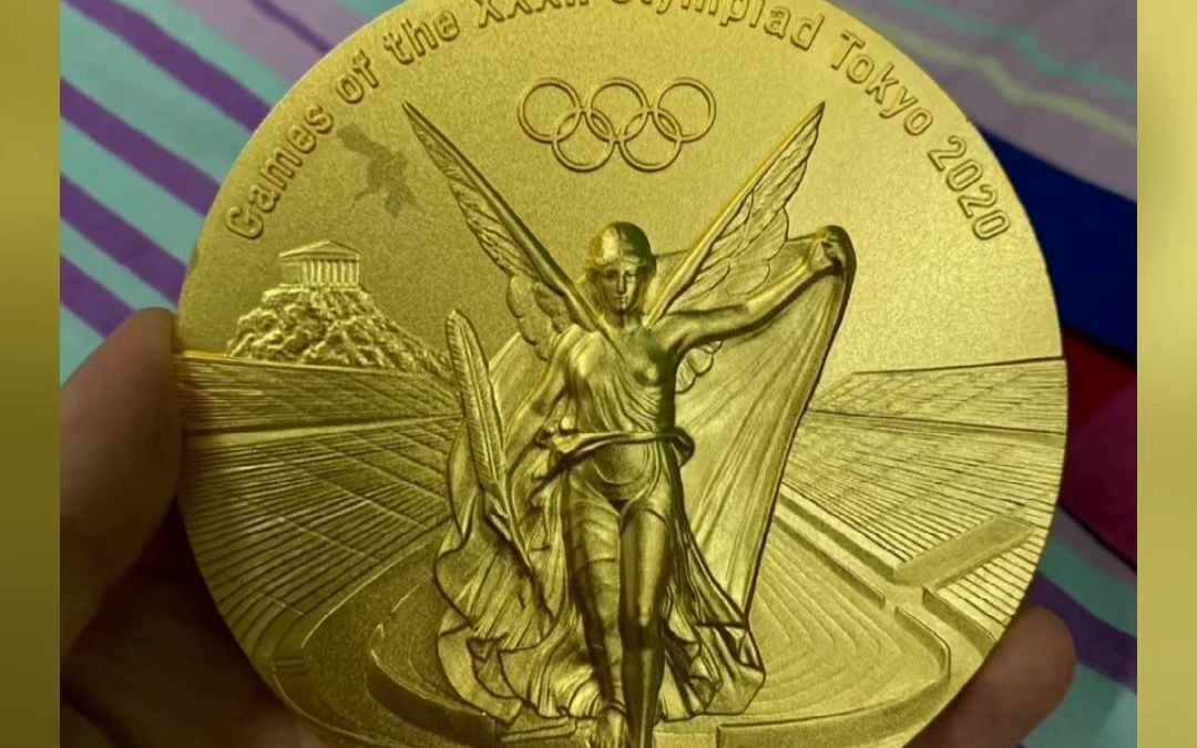 蹦床冠军朱雪莹的东京奥运会金牌抠掉一块皮