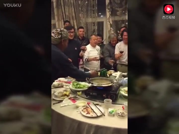 看马云张艺兴他们的饭局薛之谦一直在吃成龙大哥的雪茄亮了