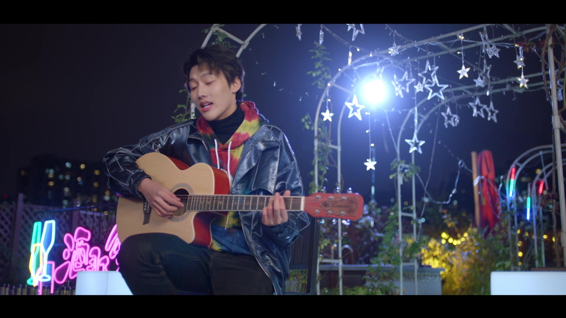 【精彩片段】《韫色过浓》徐嘉玮吉他弹唱_哔哩哔哩 (゜-゜)つロ 干杯