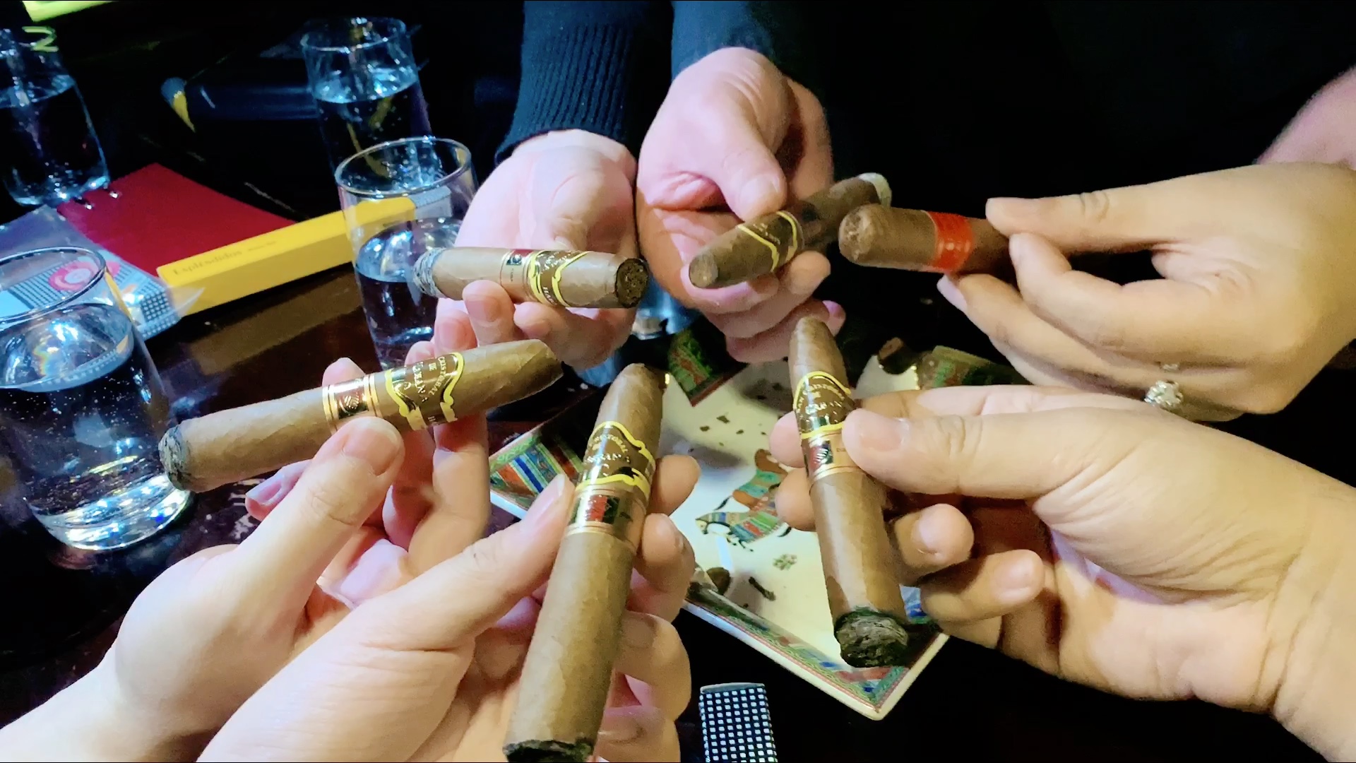 抽雪茄是一种朋友与朋友交流平台