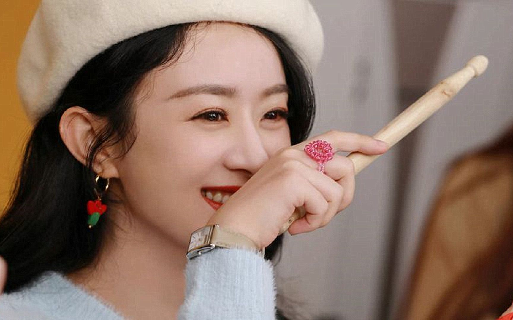 赵丽颖和谁都保持距离,遇到他却笑的像迷妹,冯绍峰看了都要吃醋