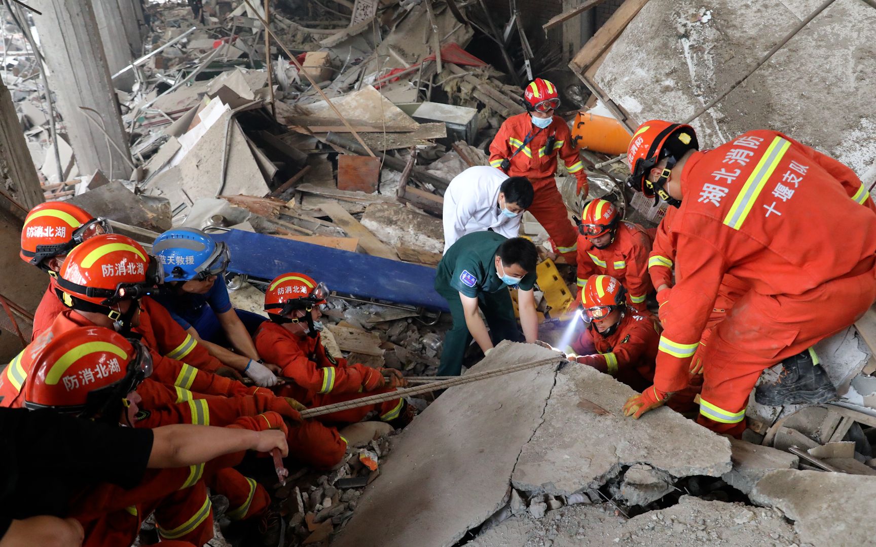 湖北十堰燃气爆炸事故已致12死 消防人员夹缝中营救:安全了小伙子