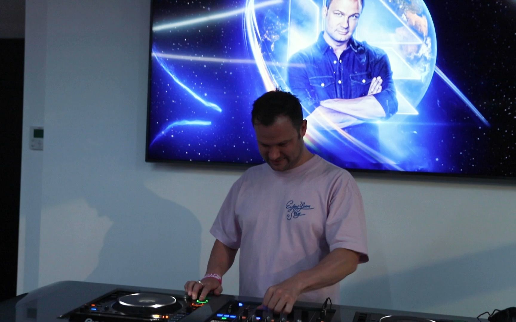 现场jeffreysutorius在revealed总部演出revealedrecordings