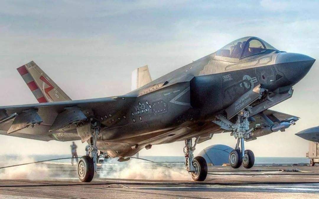 美军f35战斗机在卡尔文森号航空母舰上进行弹射起飞与降落