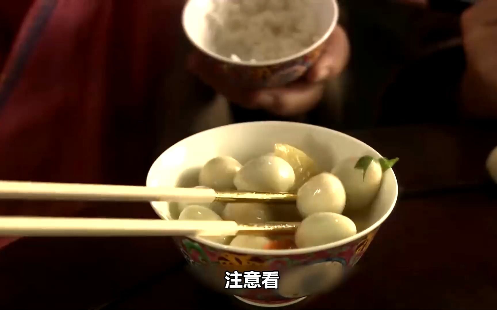 刘姥姥品尝"鹌鹑蛋":明明一筷子夹稳了,为何故意掉落露丑?