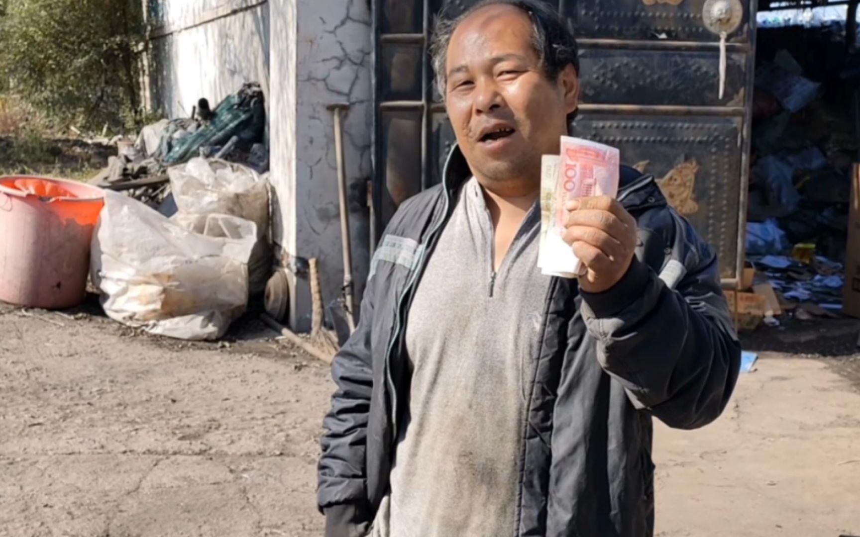 老舅卖废品换钱给狗狗买狗粮,卖了100多块钱,流浪狗真是有口福了