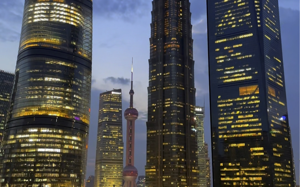 上海陆家嘴 全国最繁华的区域 ,这里有80一小时的停车费,880一碗的