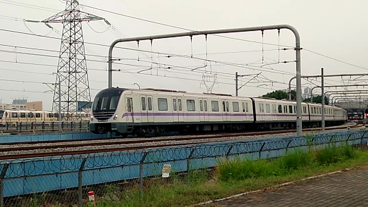 广州地铁2号线列车出车辆段