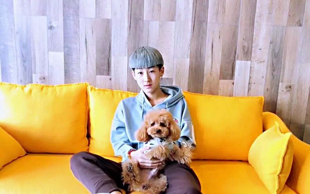 快手灵寒子(你的寒王)和快手忧郁的小金(全村颜值最高)的直播pk