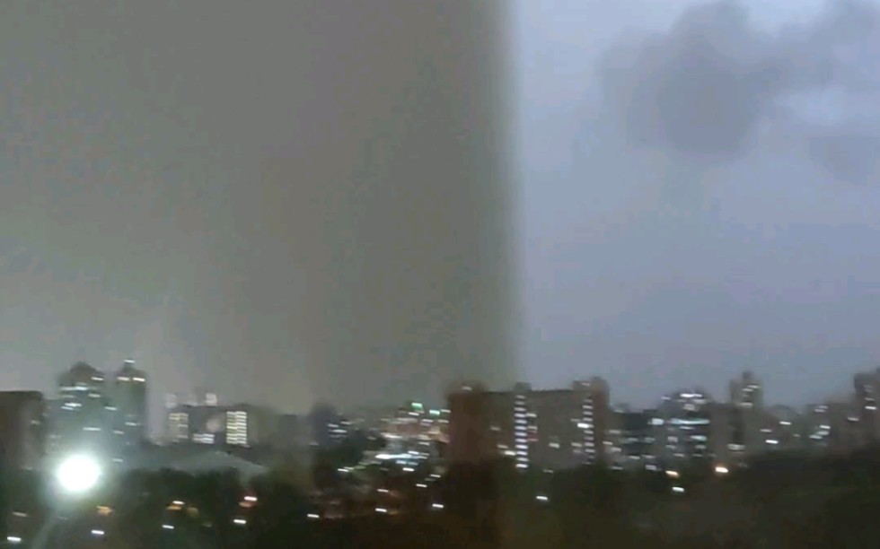 [图]北京雷暴大风预警，暴风雨来临前的宁静。