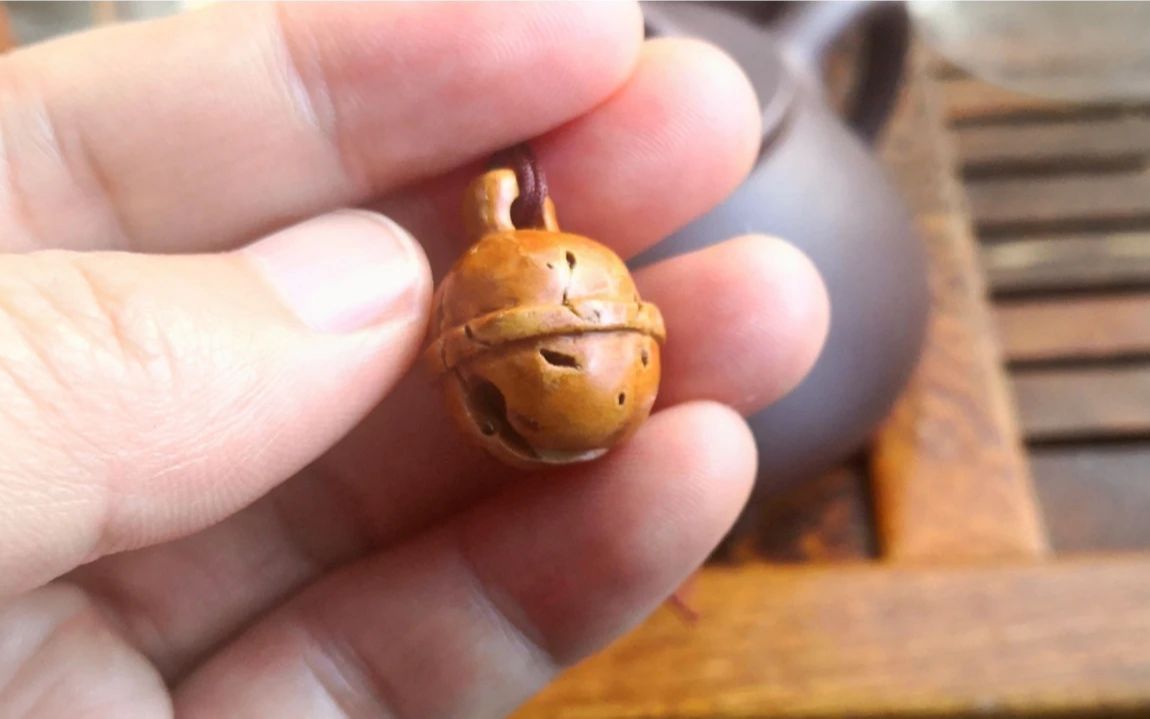 用桃核制作一个小铃铛,儿时挂在手腕上叮当响,你戴过吗
