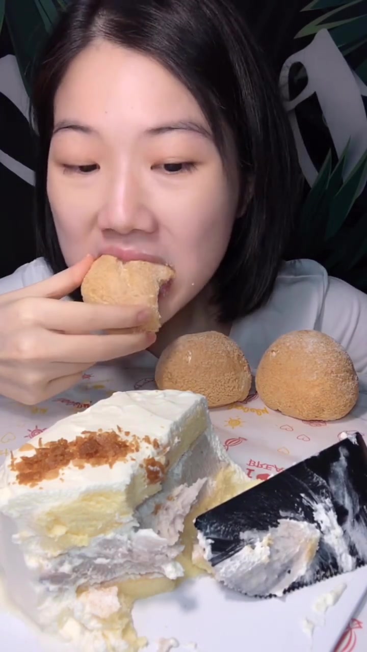 嘉玲妹儿0615最新吃播大泡芙芋泥蛋糕