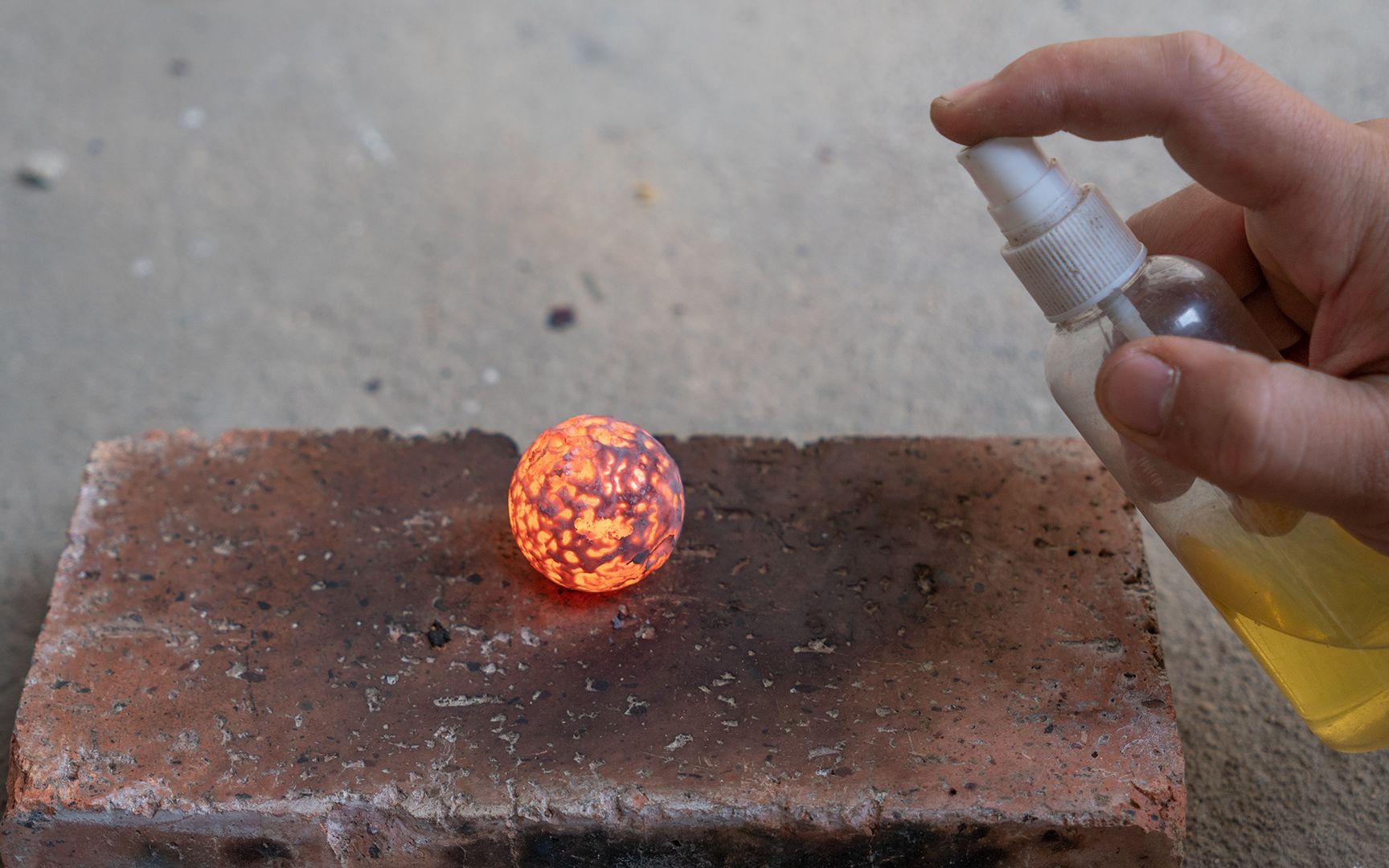 将"汽油"喷在烧红的铁球上,会发生什么呢?