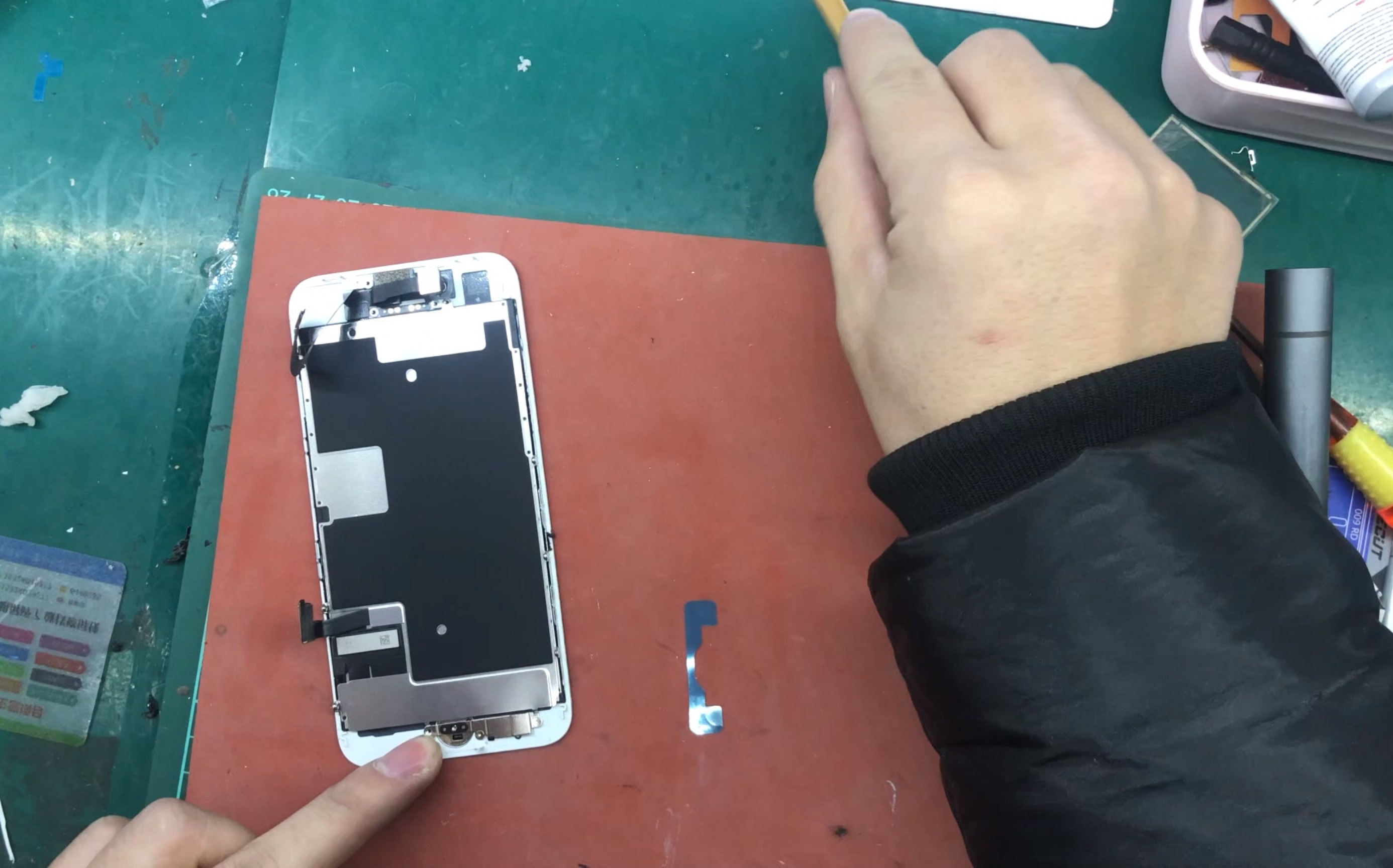 苹果手机苹果8 外屏碎了显示触摸正常 修屏侠 换外屏 压屏全过程 亲自