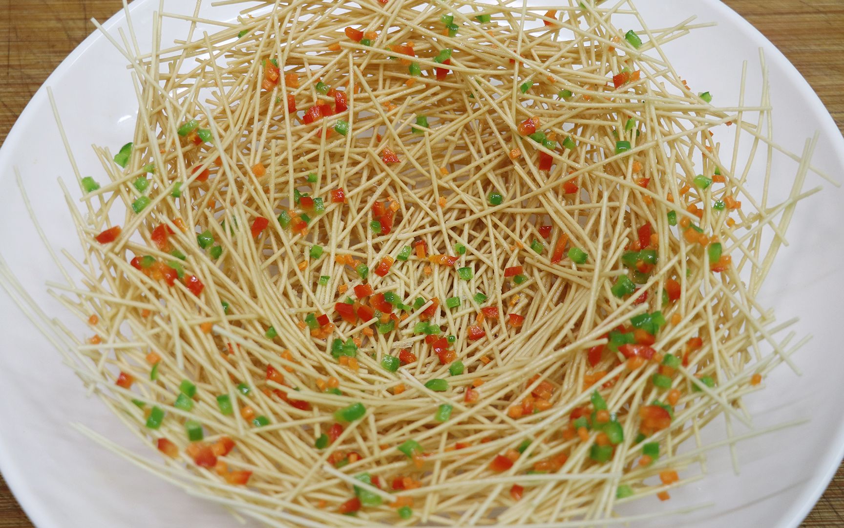 教你用面条炸出漂亮的鸟巢,用来装盘太有档次了,都舍不得弄碎它_哔哩