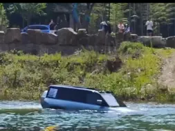 Télécharger la video: 看来仰望U8船税没白交提车没多久就涉水模式下河玩，这是真的要当船开啊!