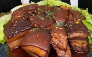 Video herunterladen: 肥瘦相间五花肉红烧肉