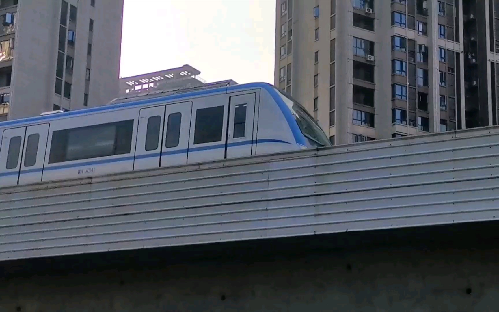 【交通vlog】武汉地铁1号线大智路站列车进出站(天桥视角)_哔哩哔哩