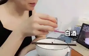 Video herunterladen: 丈夫陪老婆小酌一杯，老婆看到丈夫端着啤酒一脸嫌弃，丈夫：婚前也没说这么能喝