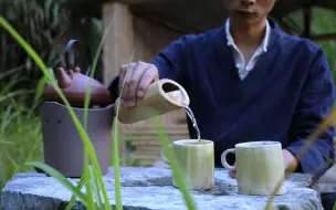 Download Video: 农村大叔制作竹杯，泡上一杯金银花茶，生活本该如此