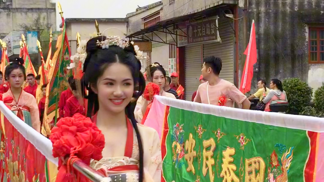 汉服小姐姐汉服出行潮汕女孩扛旗潮汕标旗美女