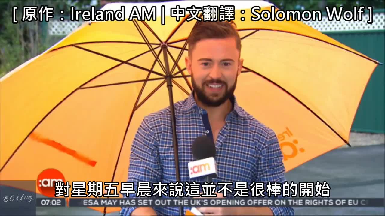 记者播报气象时遭强风吹走让棚内的主播笑翻中文字幕