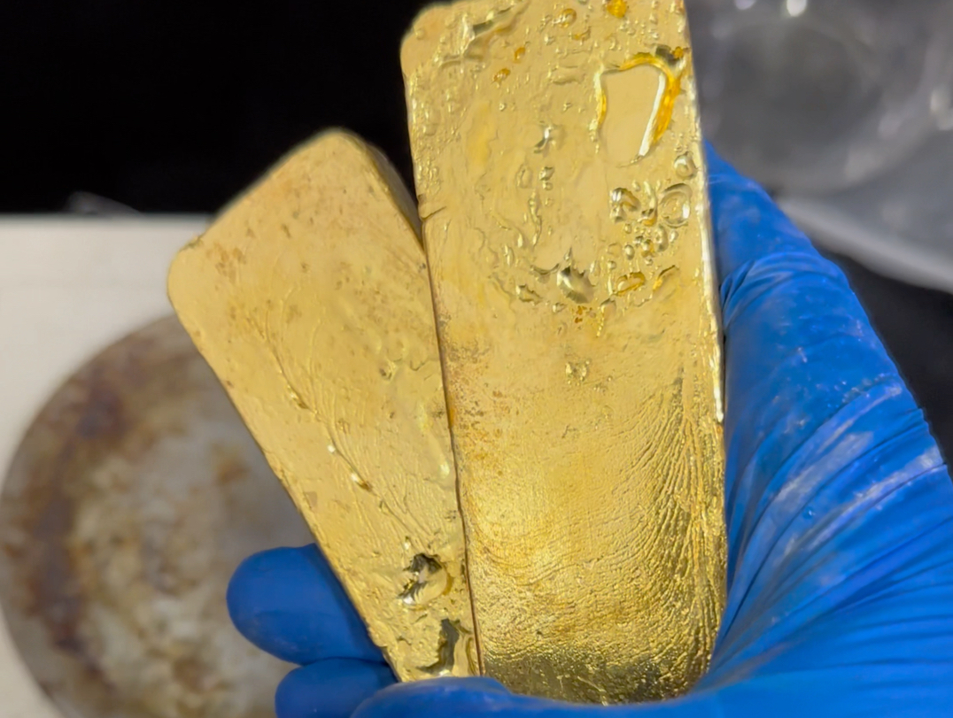 提炼黄金成型金条